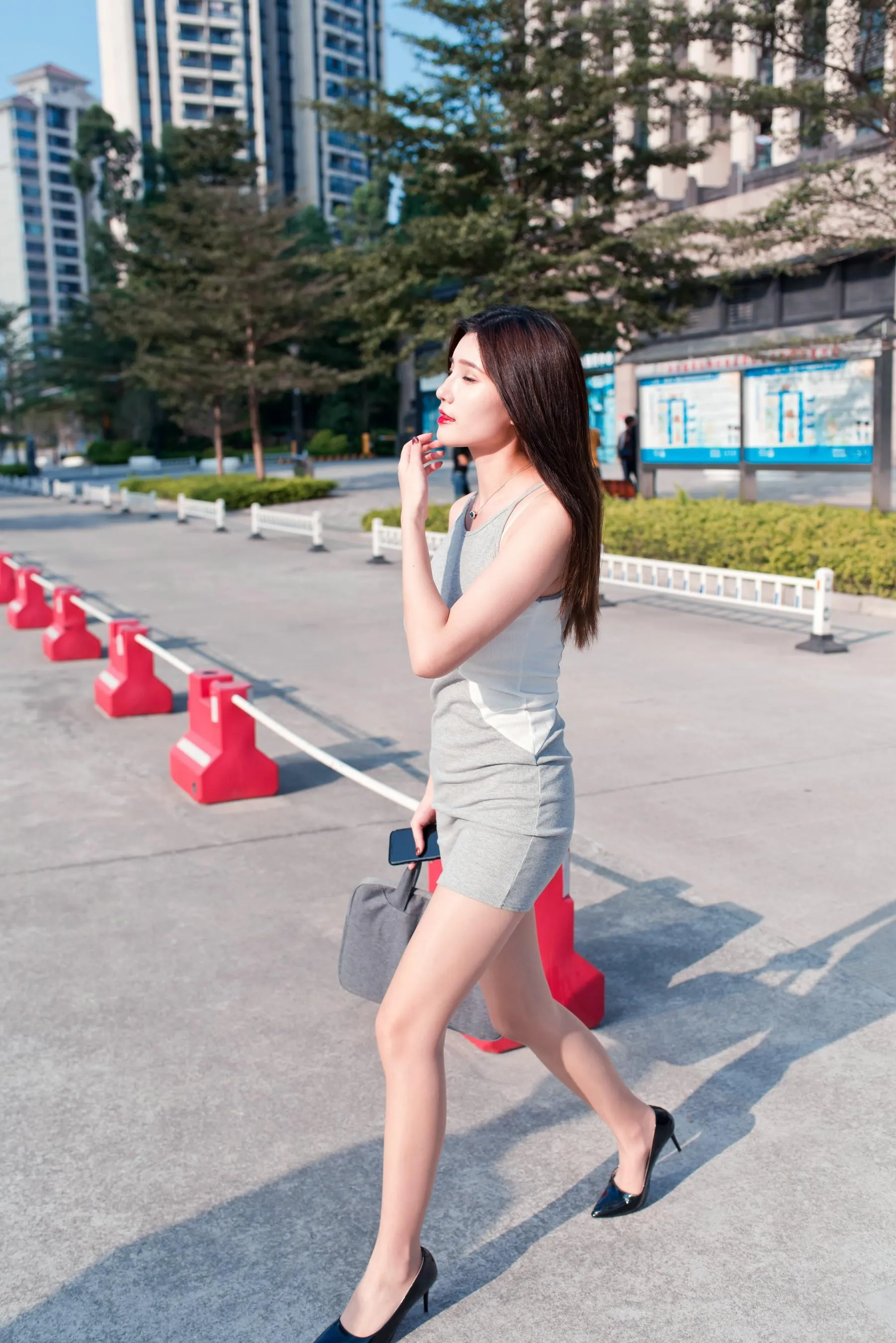 [魔镜街拍] NO.111 午后休闲的包臀灰裙极品薄丝OL美女婷婷 [432P]插图4